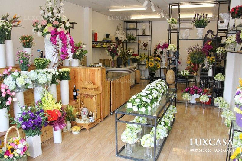 Phân chia chủng loại hoa theo tầng kệ trong shop hoa tươi