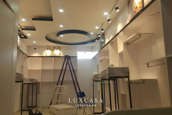 Dùng đèn áp trần và đền rọi ray làm nổi bật hàng bán