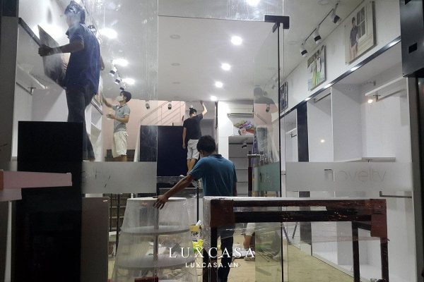 Sơn và treo các tranh mẫu sản phẩm