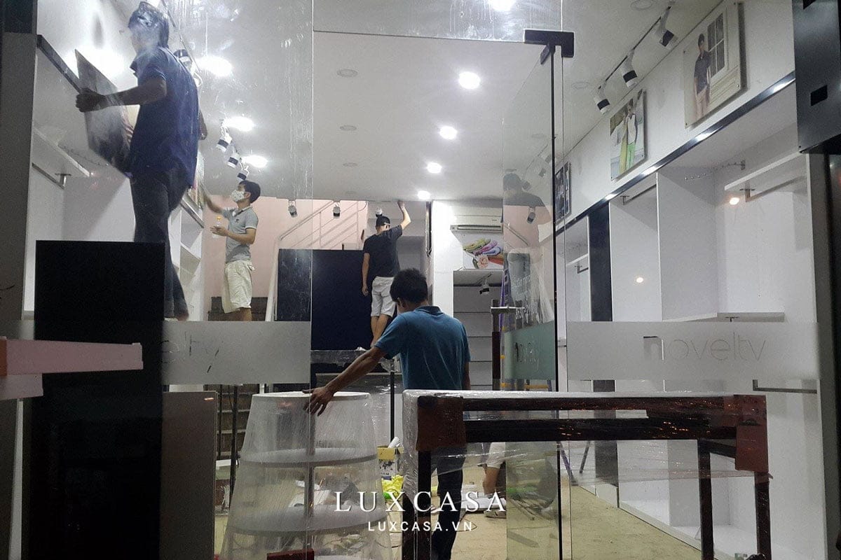 Sơn và treo các tranh mẫu sản phẩm