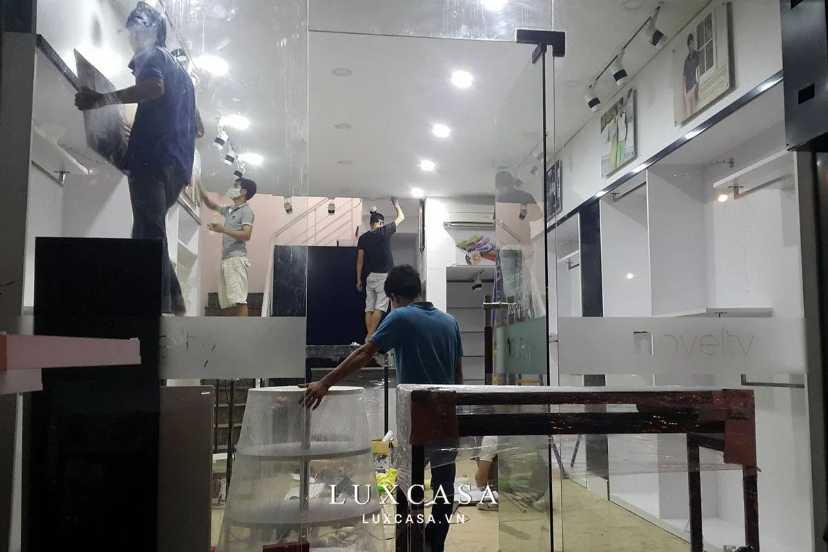 Sơn và treo các tranh mẫu sản phẩm