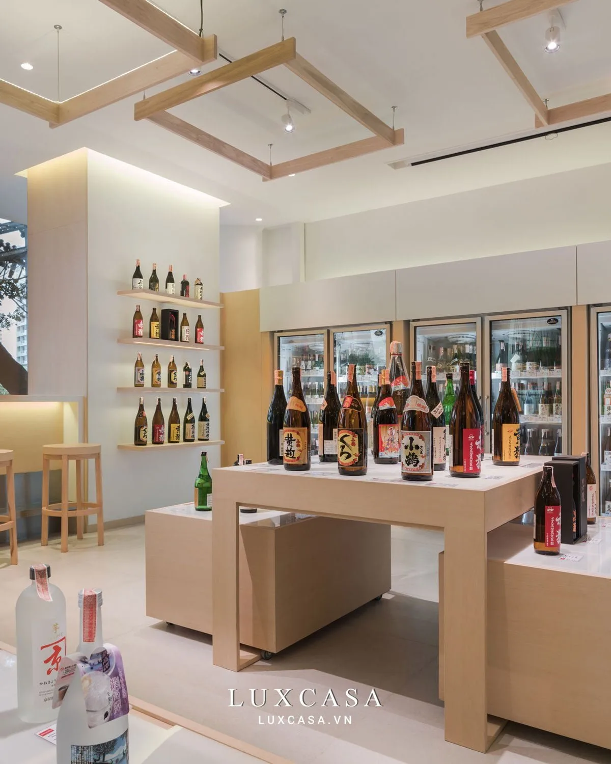 Sử dụng chất liệu gỗ sáng màu làm nổi bật cửa hàng