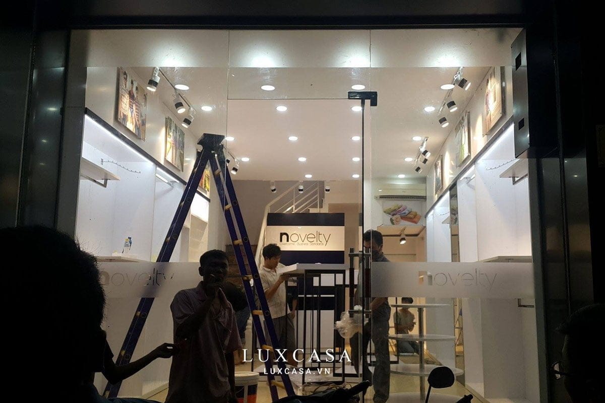 Thi công lắp đặt cửa kính shop dán decan