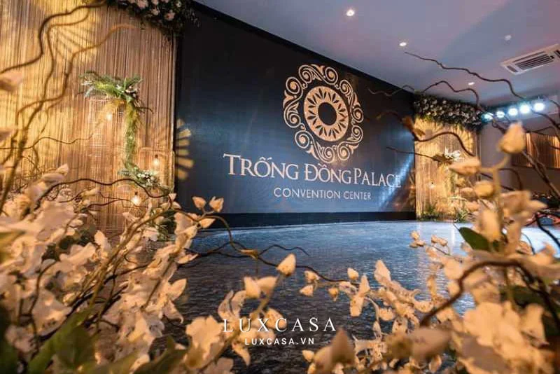 thiet ke phong su kien so 1 voi mau cam xanh tham