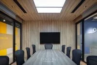 Phòng họp sử dụng chất liệu gỗ làm chủ đạo