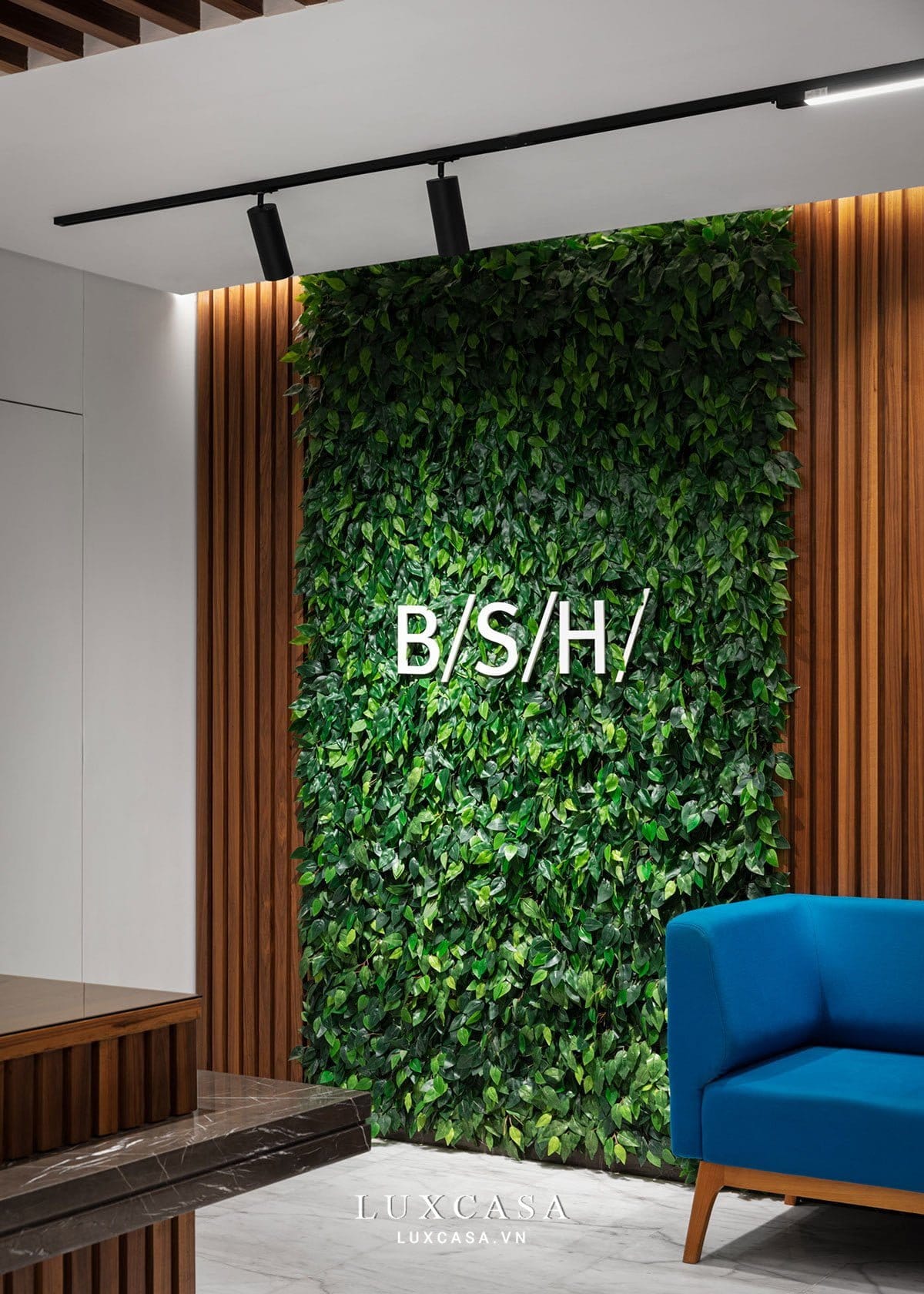 Thiết kế sảnh lễ tân gắn logo thương hiệu công ty