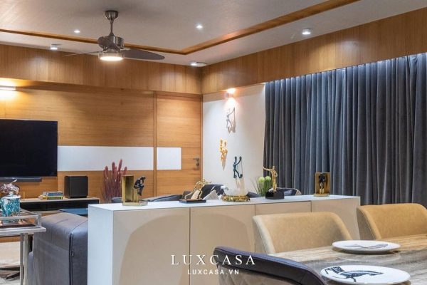 Góc phải phòng khách chung cư gỗ