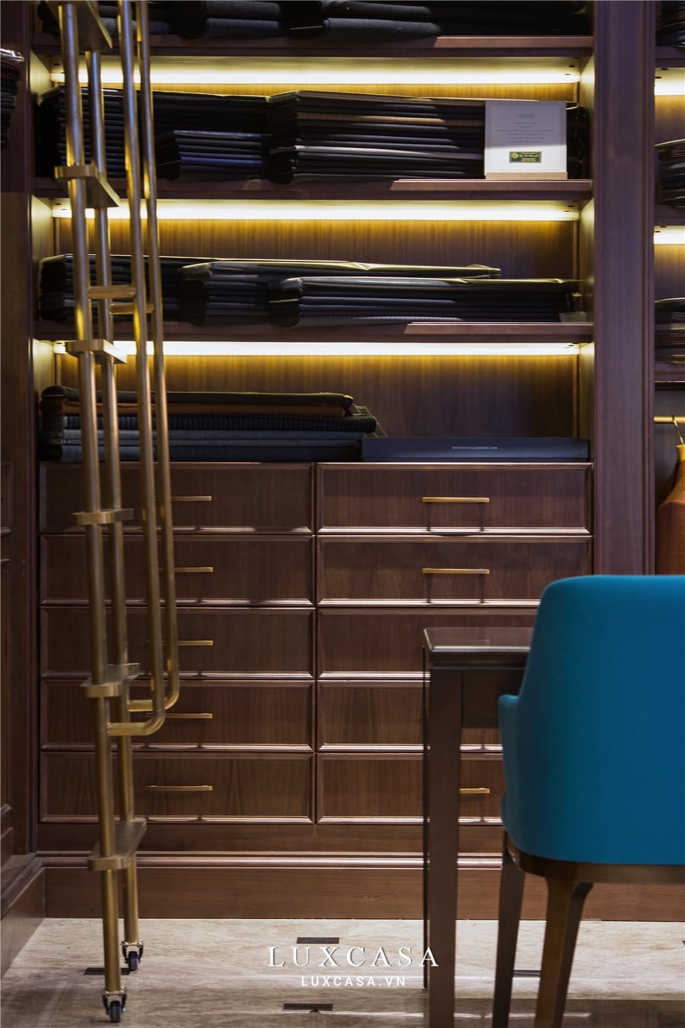 Một góc tủ trưng bày vải cao cấp