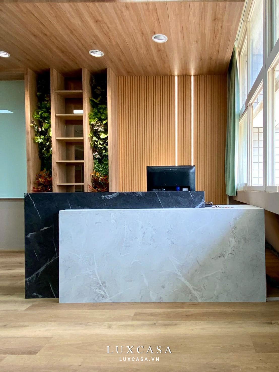 Thi công ốp đá quầy lễ tân đơn giản lịch sự