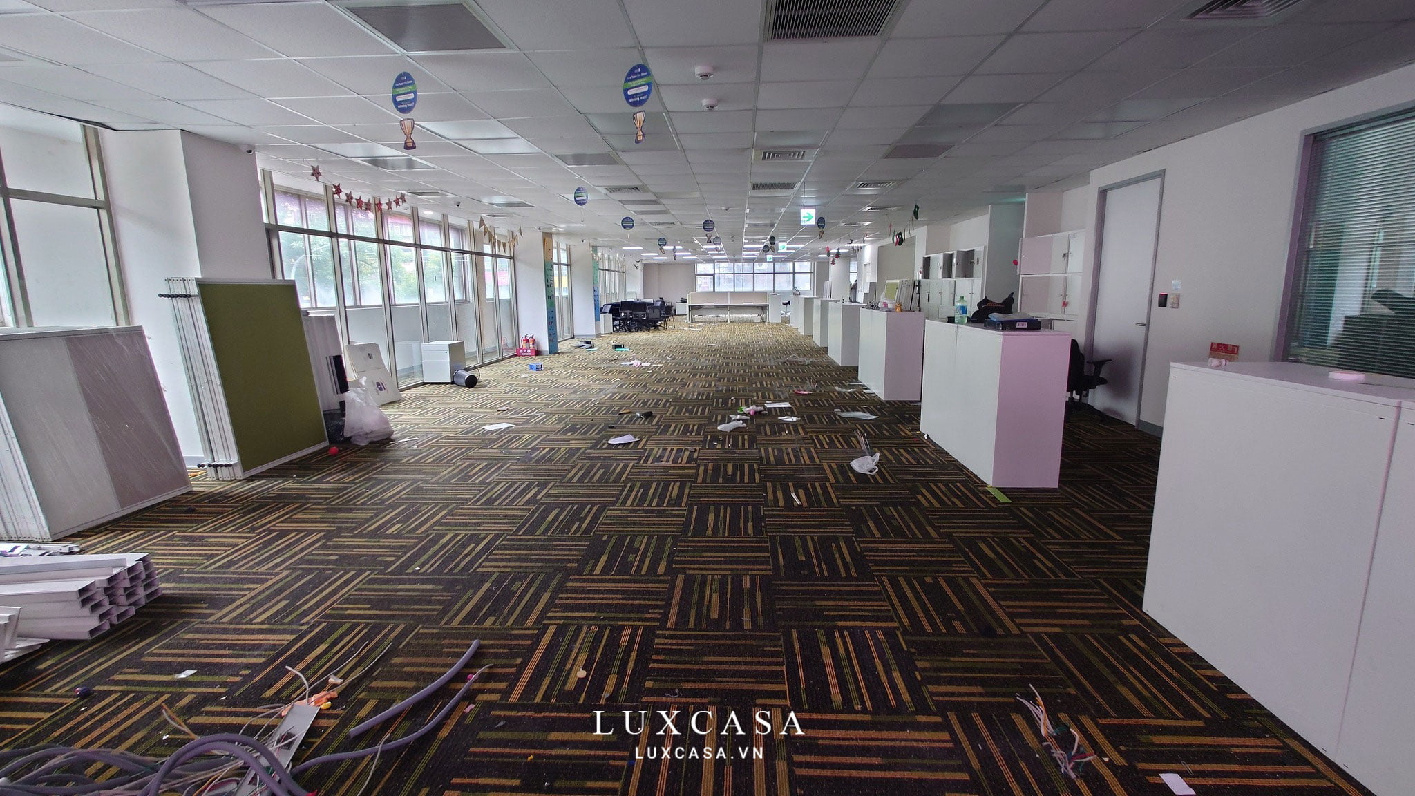 Thi công trải thảm văn phòng