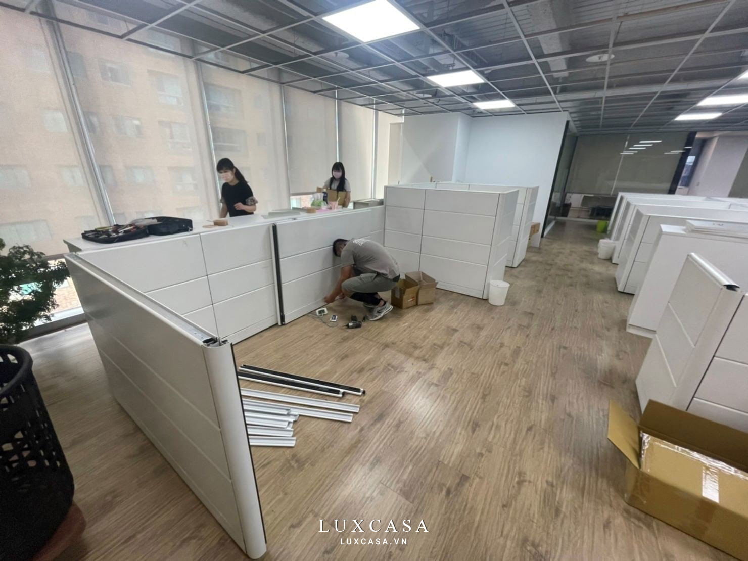 Thi công vách ngăn bàn làm việc