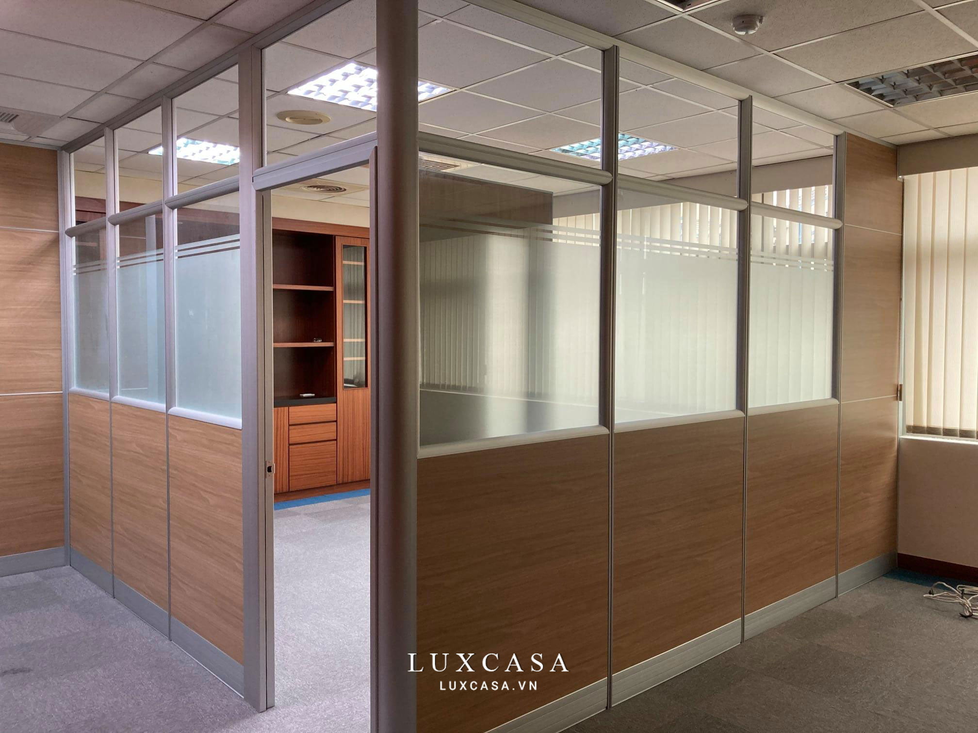 Thi công vách ngăn gỗ kính văn phòng