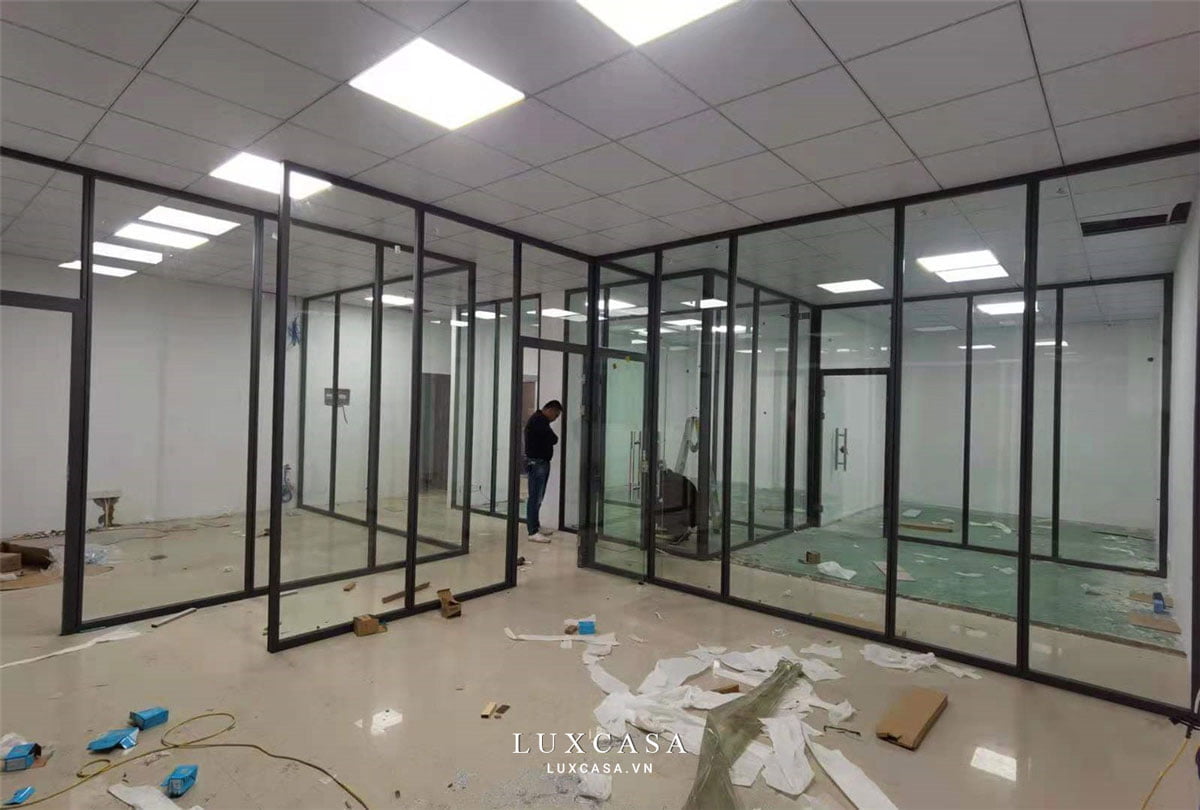 Thi công vách ngăn kính văn phòng