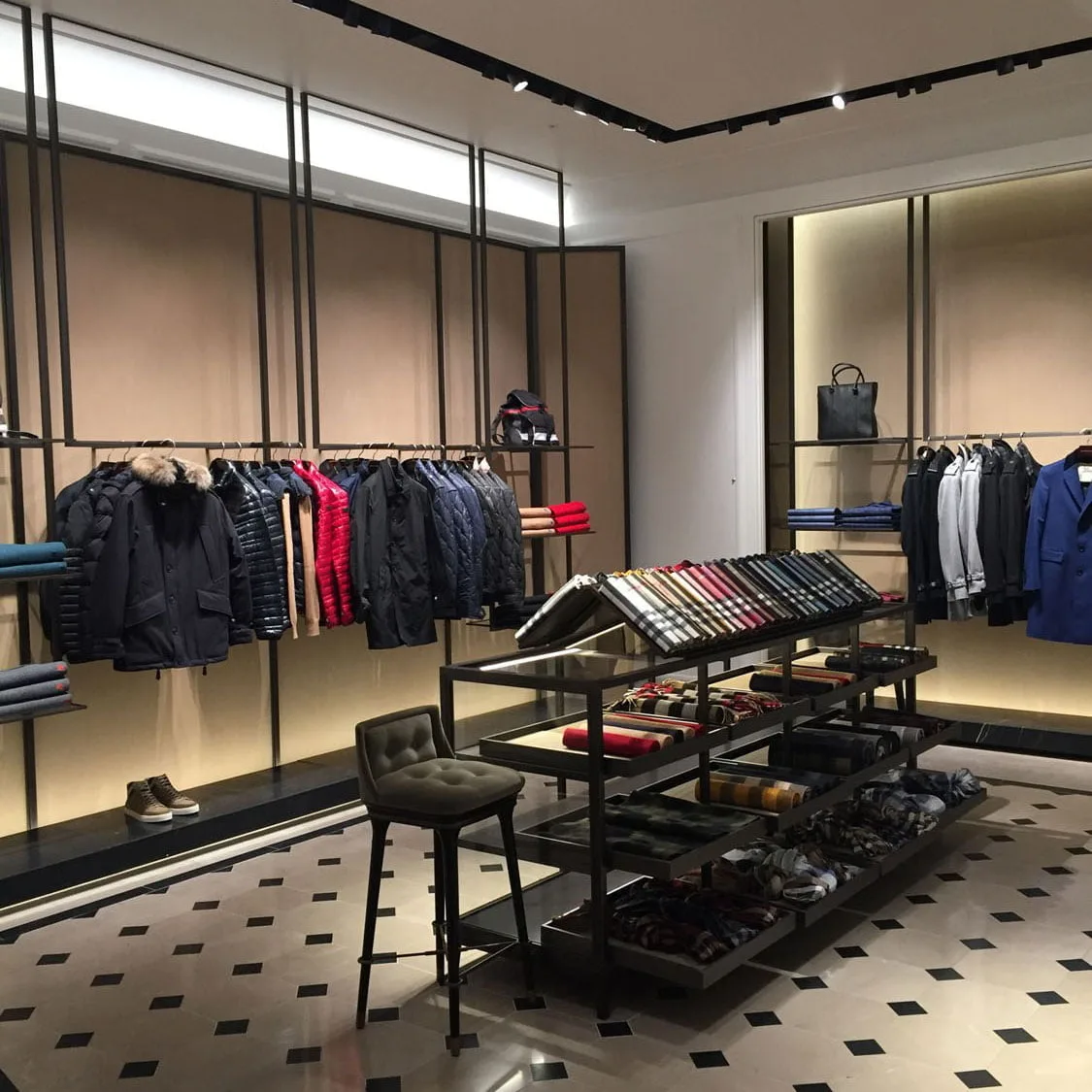 Thiết kế cửa hàng thời trang nam Buberry