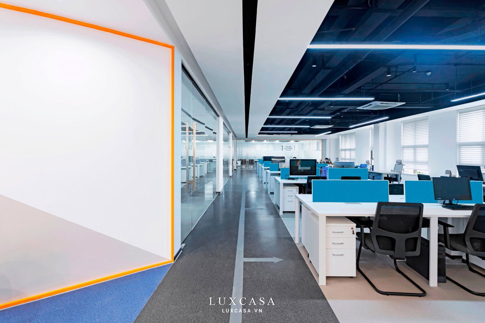 Văn phòng hiện đại sử dụng hệ thống đèn LED kết hợp ánh sáng tự nhiên