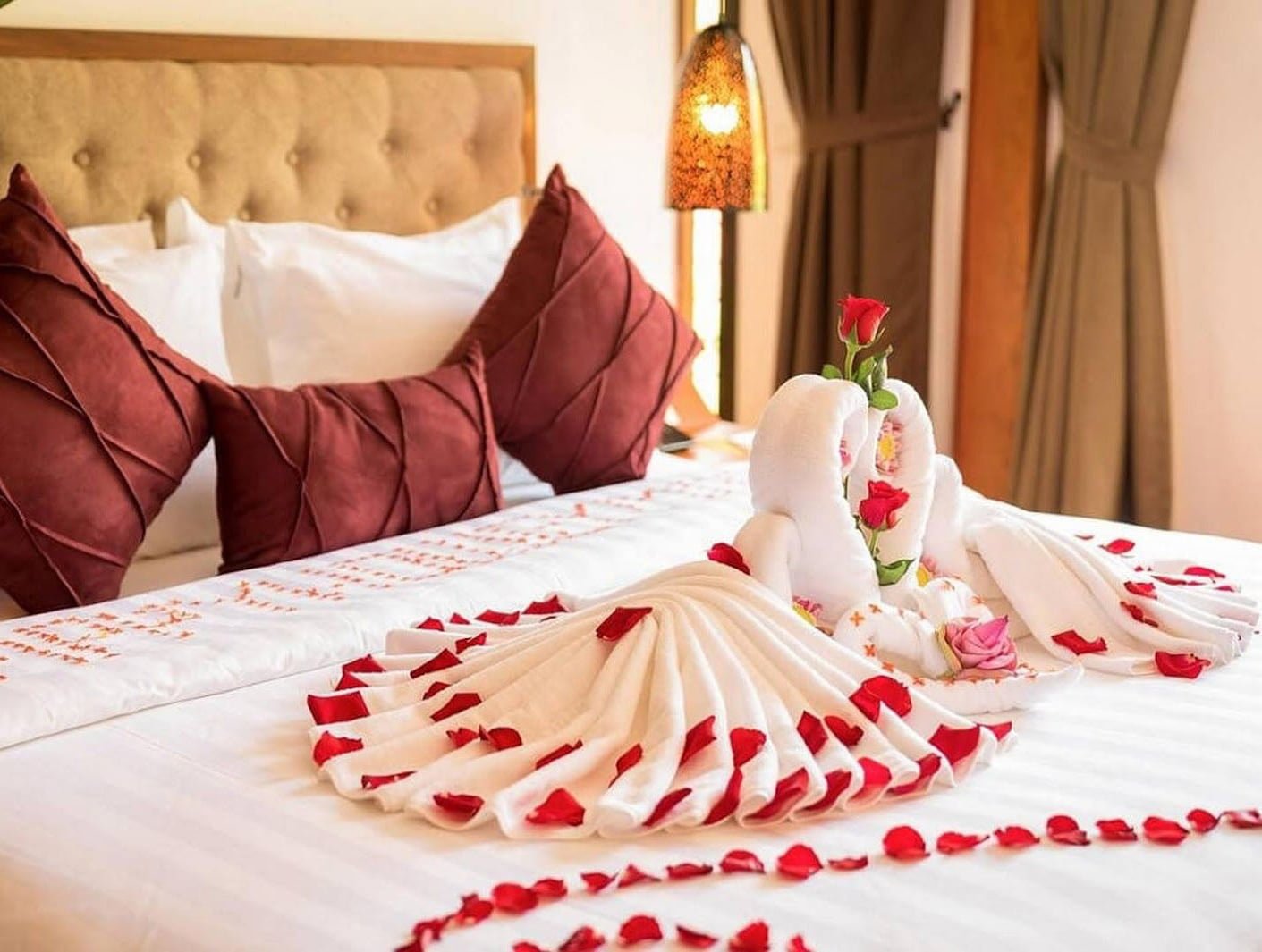 trang trí giường cưới bằng khăn