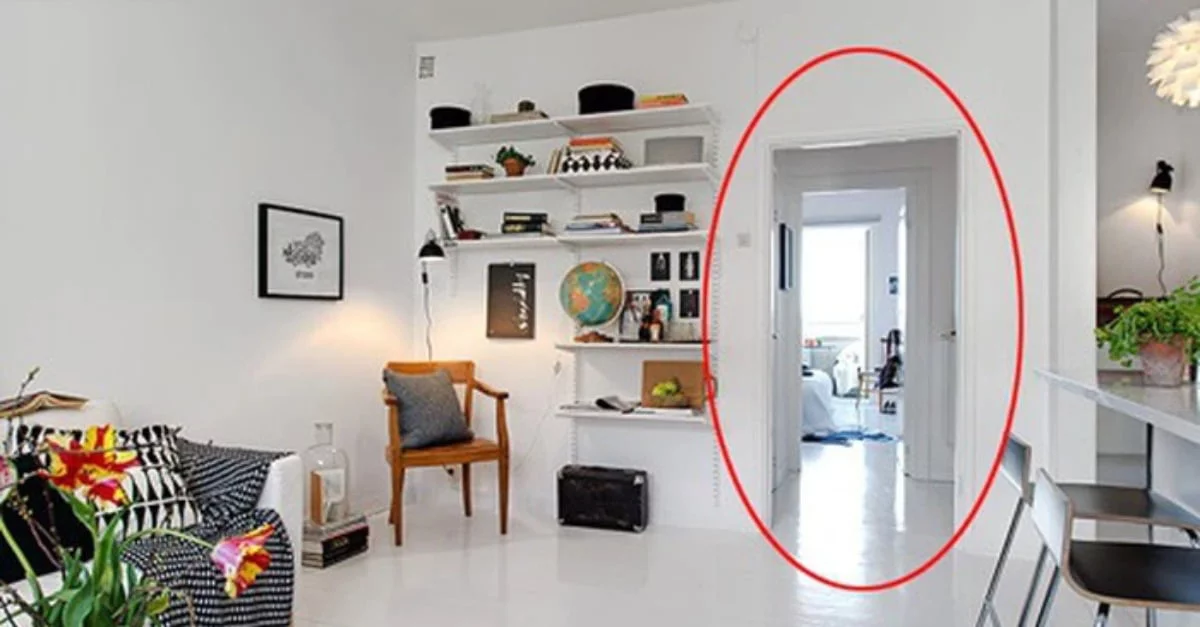 Treo ảnh cưới đối diện cửa nhà vệ sinh