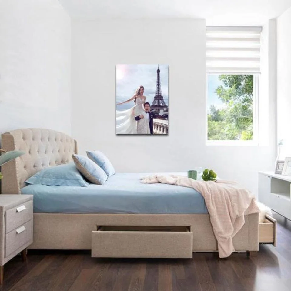 treo ảnh cưới bên trái giường