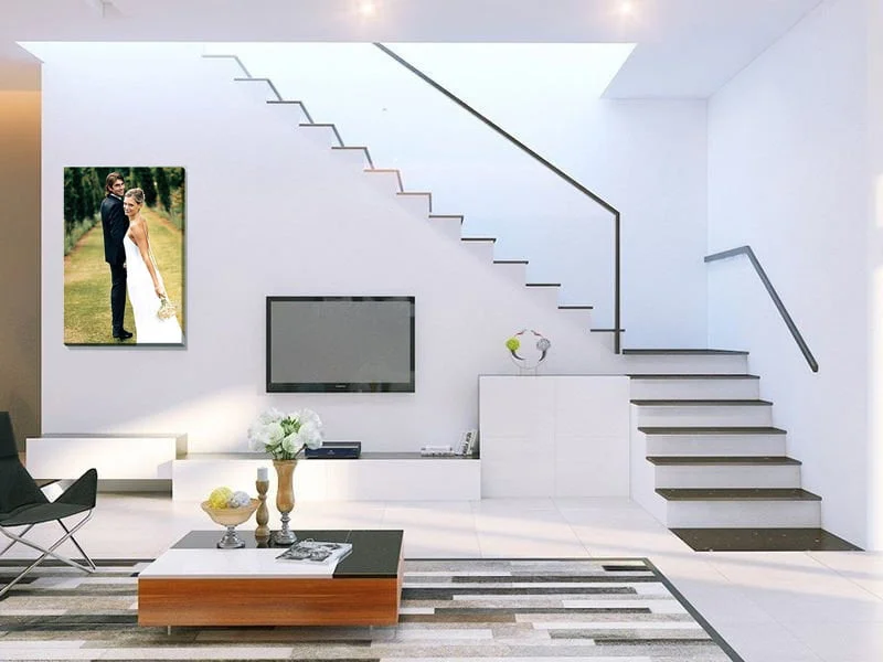 Treo ảnh cưới ở gầm cầu thang